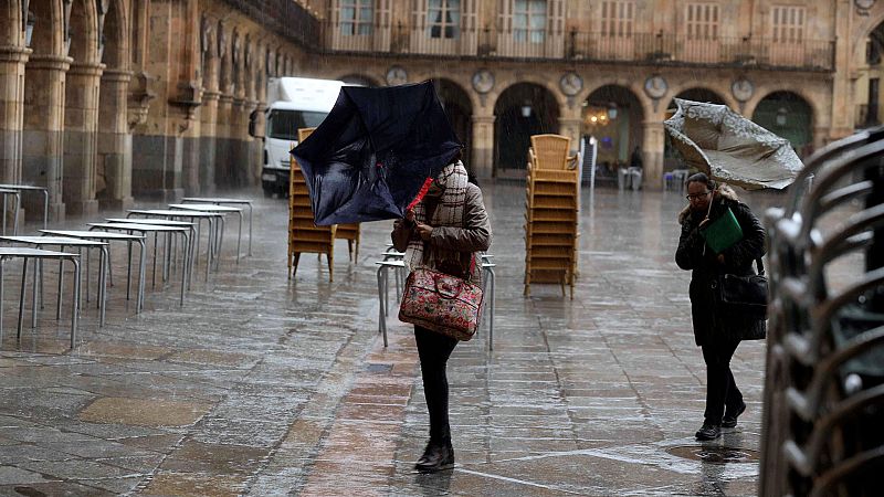 Continúa el viento fuerte y las precipitaciones en la península y en Baleares - Ver ahora