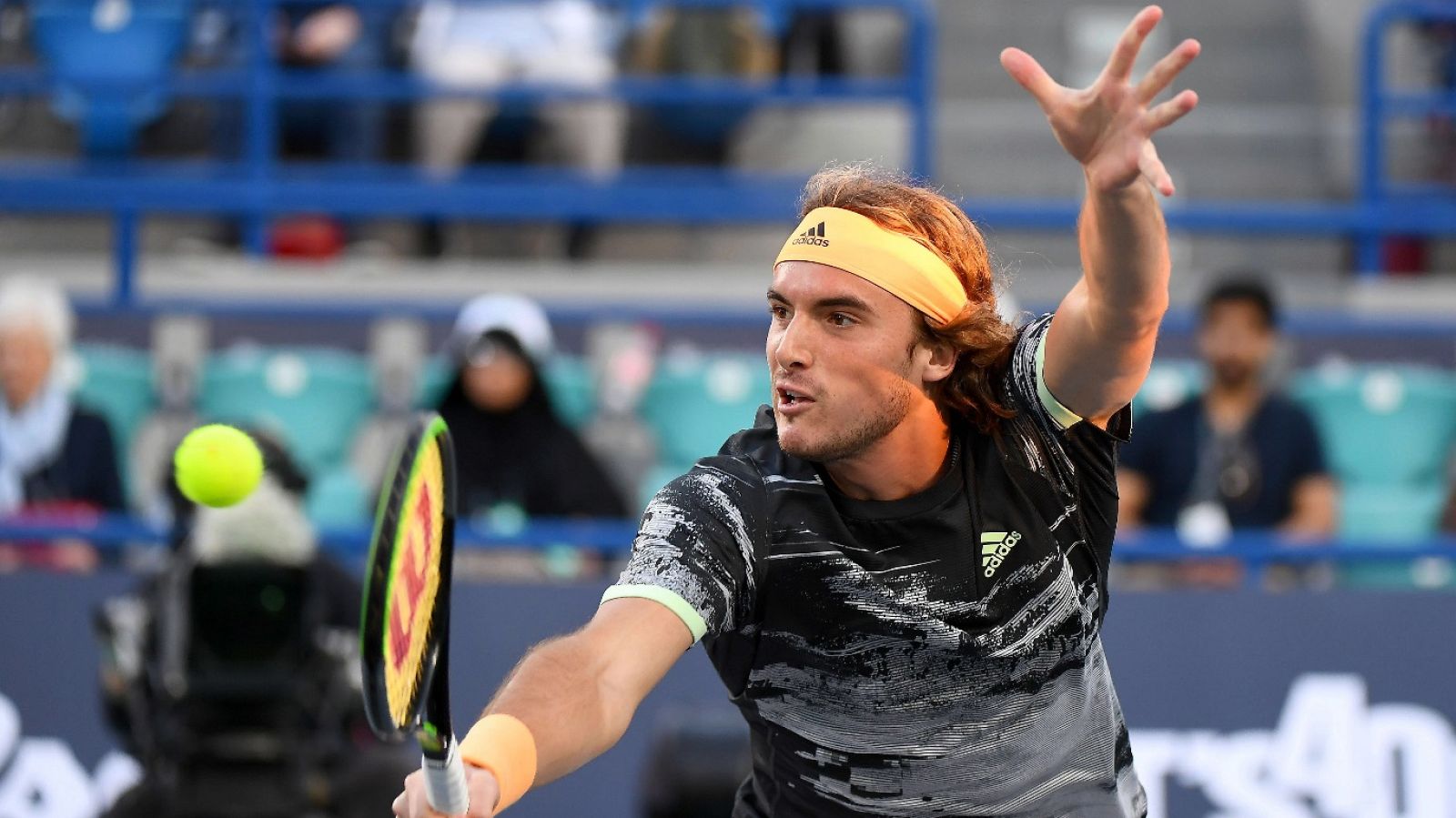 Tenis - Mubadala World Tennis Championship. 1ª Semifinal: N. Djokovic - S. Tsitsipas. Desde Abu Dhabi (Emiratos Árabes) - ver ahora