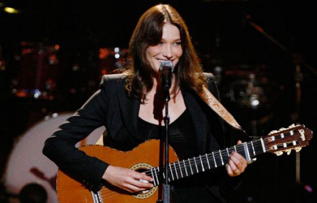  - Carla Bruni canta a Mandela