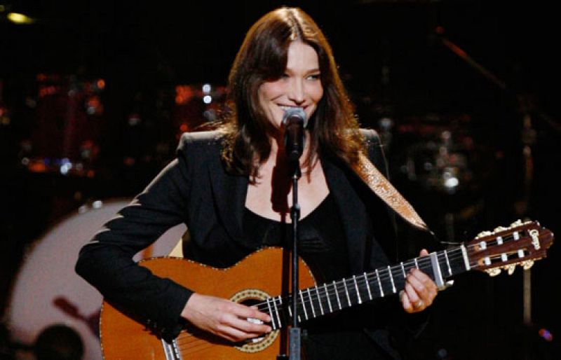 Carla Bruni canta a Mandela | Ver