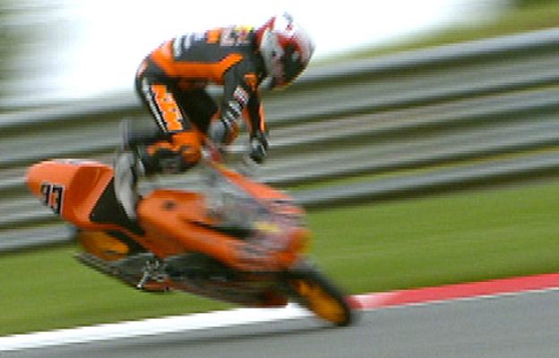  - Márquez se va al suelo