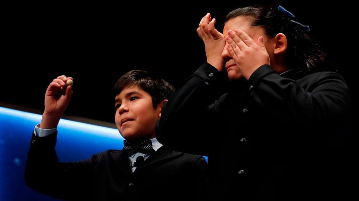 Lotería de Navidad - La niña que ha cantado el primer quinto premio de la Lotería de Navidad no ha podido evitar llorar de la emoción