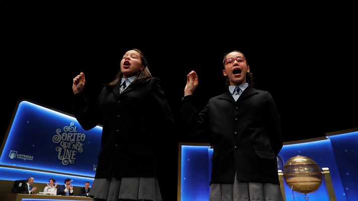 Telediario 1 - Noura y Elisabeth cantan el Gordo a los diez minutos