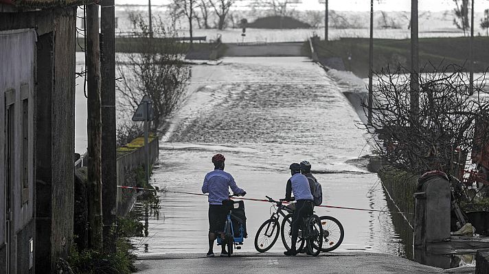 Telediario 1 - El centro de Portugal sufre las consecuencias del temporal con graves inundaciones