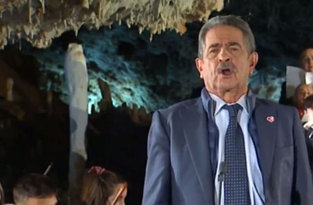 Informativo 24h - El presidente de Cantabria, Miguel Ángel Revilla, felicita la Navidad cantando