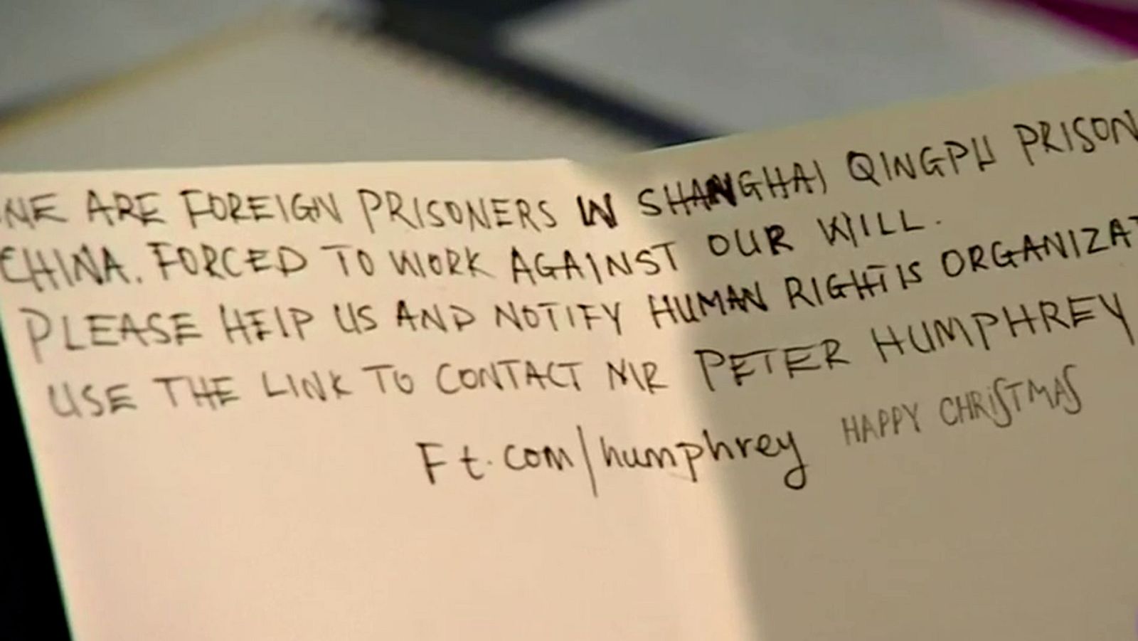 El supuesto mensaje de un trabajador forzado de China en una tarjeta navideña británica