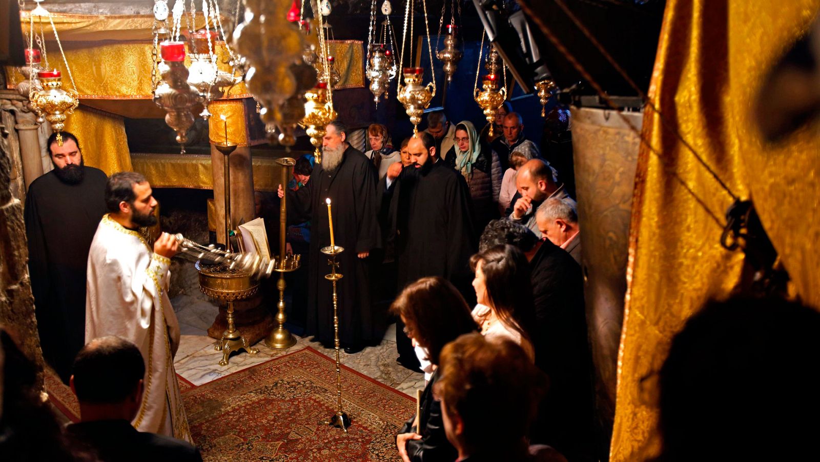 Creyentes y turistas abarrotan un año más la Iglesia de la Natividad, en Belén