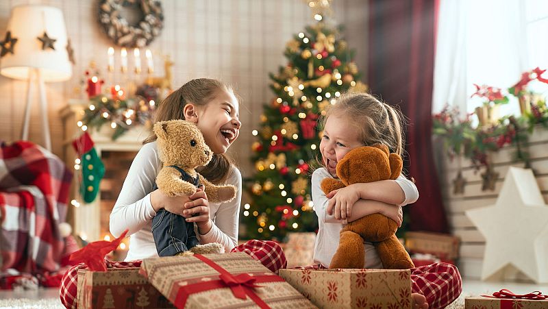 Papa Noel visita las casas de los más pequeños para dejar los regalos de Navidad