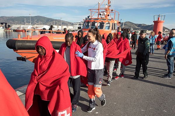 Telediario 1 - Los CIE de Canarias se encuentran desbordados ante la llegada de migrantes a sus costas