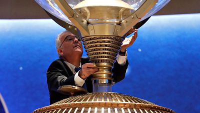 Un hombre denuncia el sorteo de la Loter�a de Navidad por la introducci�n manual de una bola en el bombo