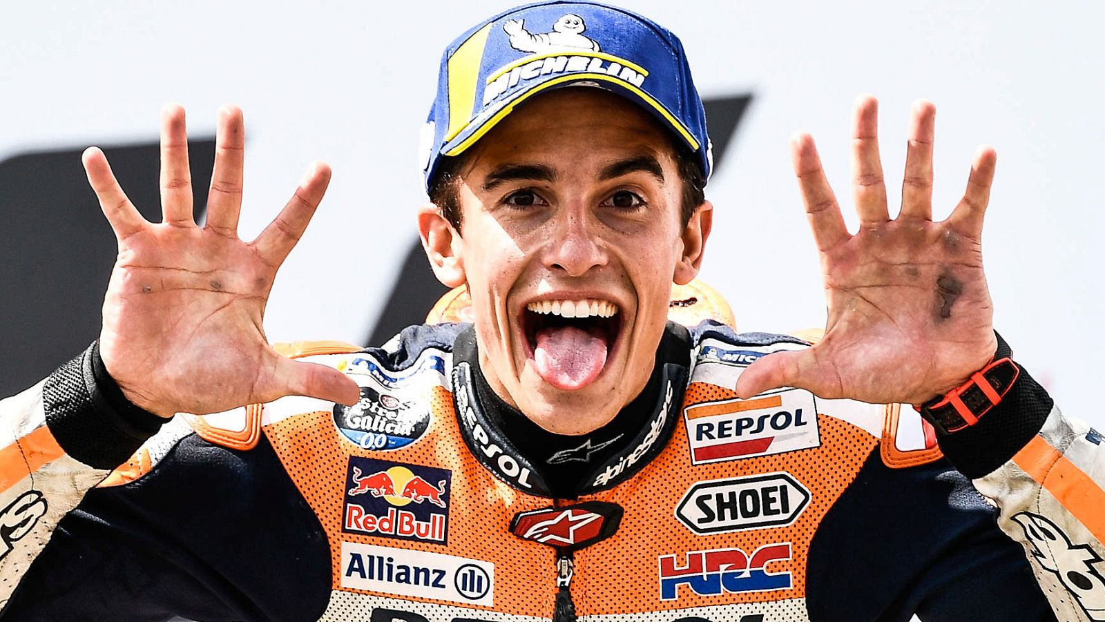 Márc Márquez se hace pasar por un maniquí en una céntrica calle de Madrid para el asombro de los transeúntes.