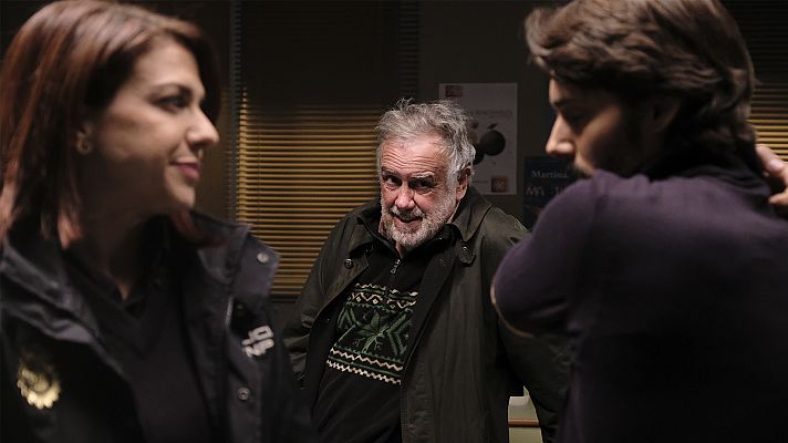 Servir y proteger - Miguel y Espe ayudan a Jaime Ibáñez, el profesor Trapecio