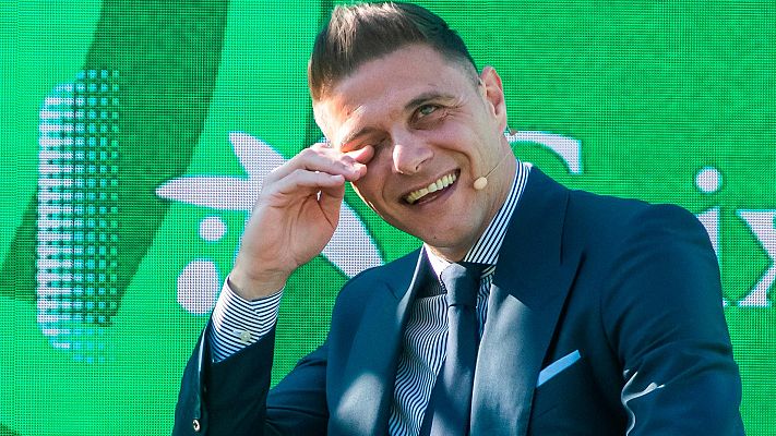 Telediario 1 - Joaquín se emociona al recibir "el cariño de los béticos" tras su renovación