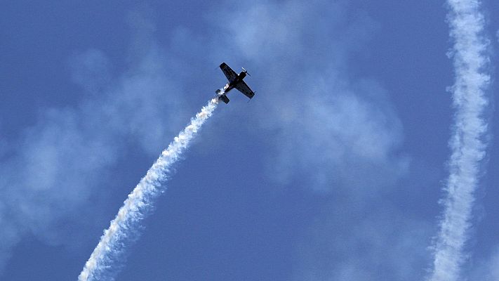 Telediario 1 - Cástor Fantoba nos enseña las claves del vuelo acrobático