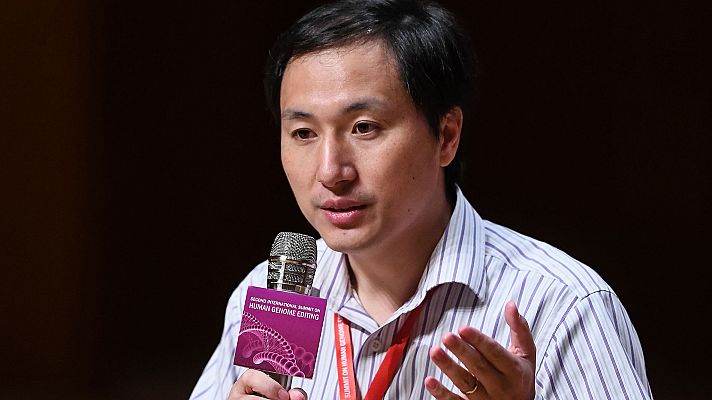 Telediario 1 - China condena al científico que manipuló embriones humanos