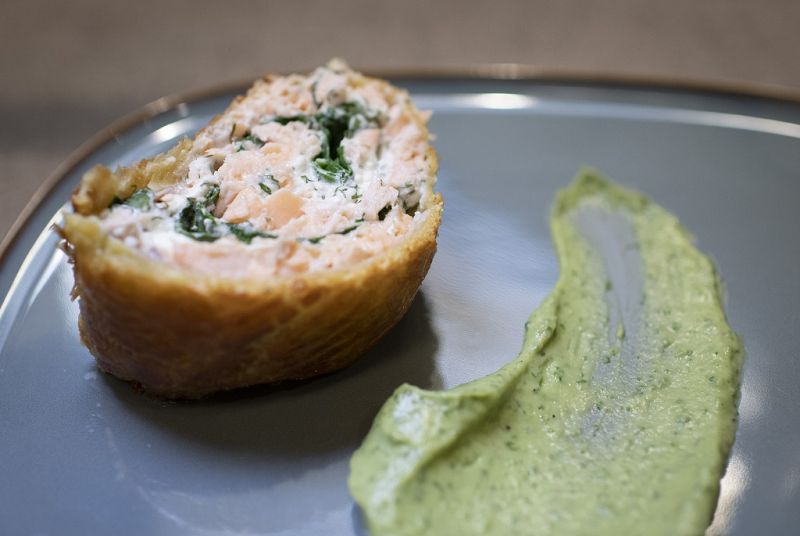 "Hojaldre con salmón, espinacas y feta" de Dani García