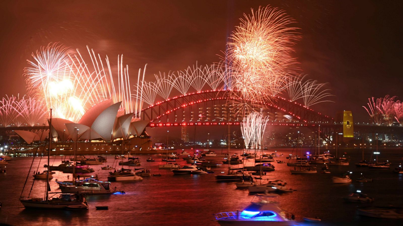 Australia celebra el año nuevo entre fuegos artificiales e incendios
