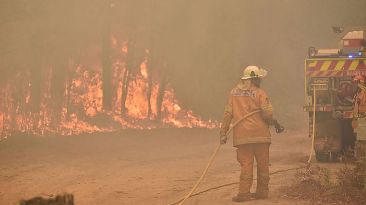 Telediario 1 - Éxodo masivo por la amenaza de un recrudecimiento de incendios en Australia