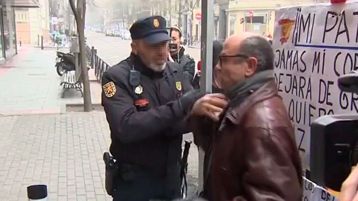 Informativo 24h - La Policía reduce a un hombre que profería gritos de 'viva España' ante la sede del PSOE