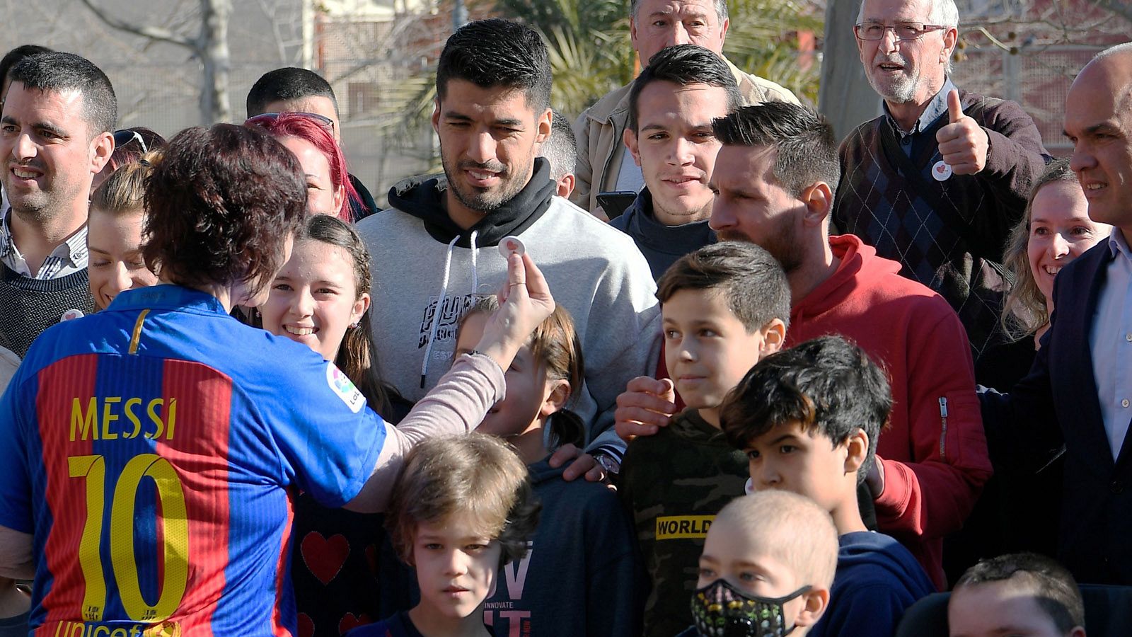 Messi reparte regalos a niños hospitalizados | Ver