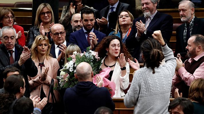 Especiales informativos - Emotivo aplauso a la diputada Aina Vidal tras acudir a votar pese a su grave enfermedad