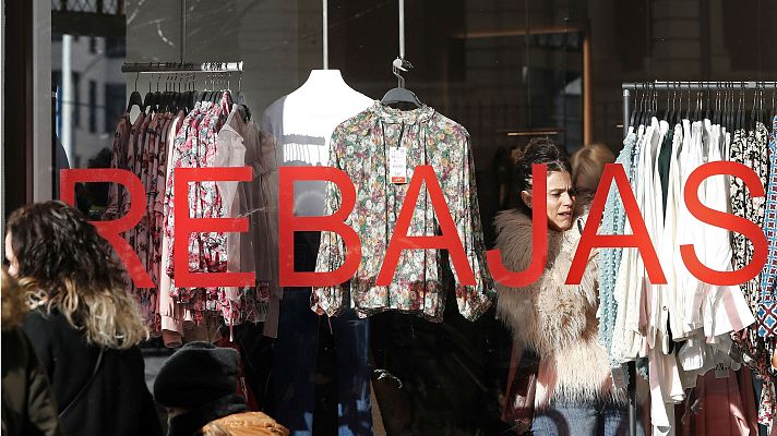 Telediario 1 - Les hay que prefieren comprar online y evitar las colas