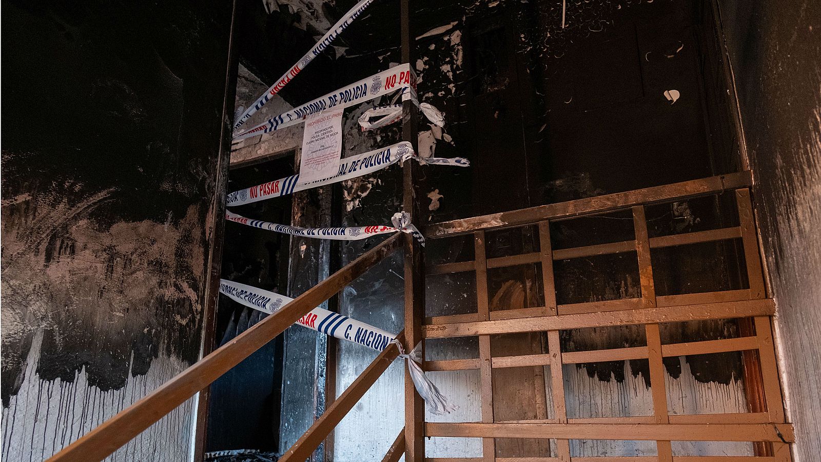 Una mujer de 24 años y un joven de 15 han fallecido en un incendio en una vivienda en Huelva -RTVE.es - Informativo 24h | Ver