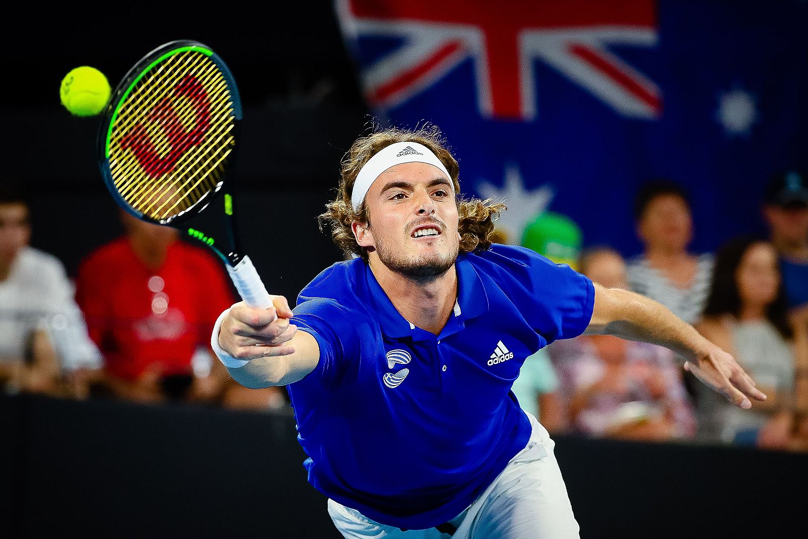 La madre de Tsitsipas regaña a su hijo tras romper una raqueta | Ver