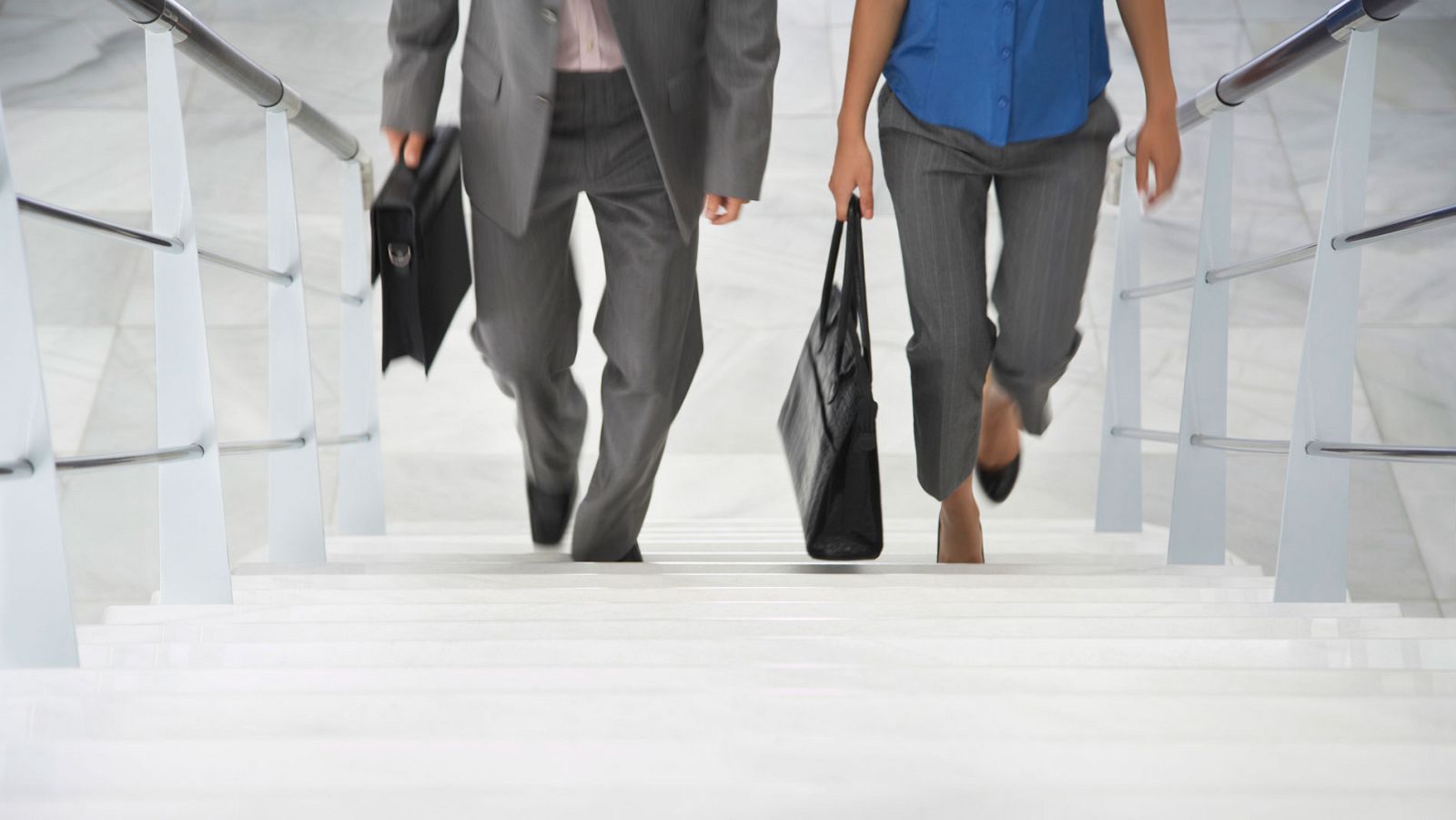 El sueldo de los directivos subió 264 euros más al mes que el de los empleados en 2019, según un estudio