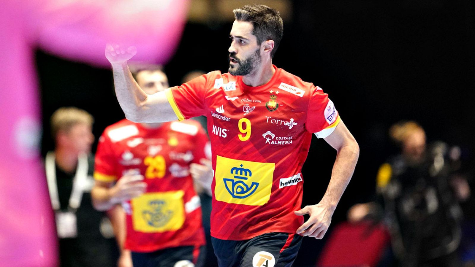 La selección española de balonmano inició este jueves con victoria  el Campeonato de Europa masculino, donde defiende su título  conquistado en 2018, tras imponerse por 33-22 a Letonia en un partido  áspero y correspondiente a la primera jornada del