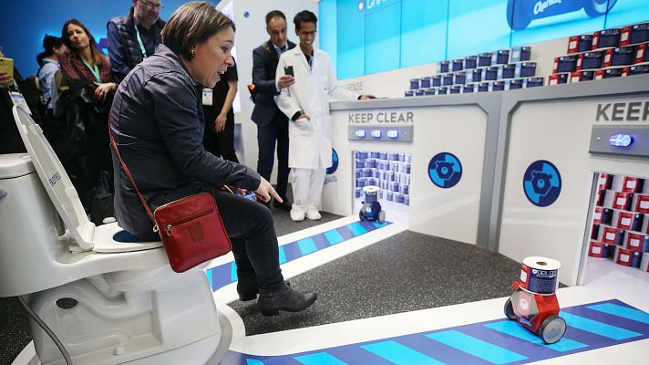 Telediario 1 - Un robot para ayudar a quienes se quedan sin papel higiénico en el baño