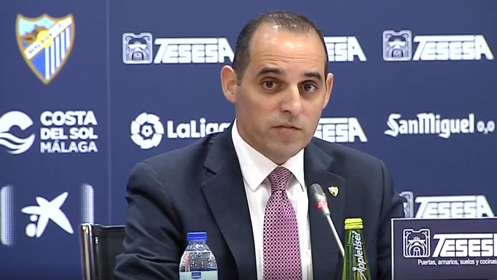 El director general del Málaga, Richard Shaheen, ha segurado en rueda de prensa que están buscando una 'solución amistosa' para resolver el contrato de Víctor Sánchez del Amo, que fue suspendido la semana pasada después de que se filtrara un vídeo ín