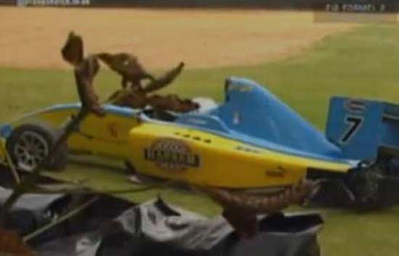 Terrible accidente ocurrido en el circuito de Brands Hacth en el que Henry Surtees perdió la vida después de que una de las ruedas del piloto Jack Clark le impactara en la cabeza. El piloto ya inconsciente se estrelló contra la barrera.