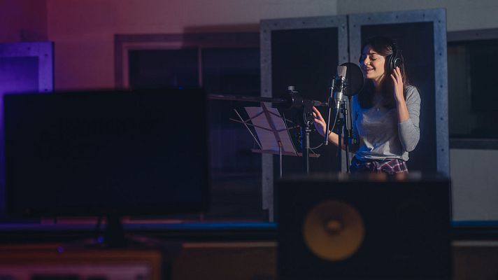 Telediario 1 - Las academias de canto se ponen de moda por el 'boom' de los concursos de música