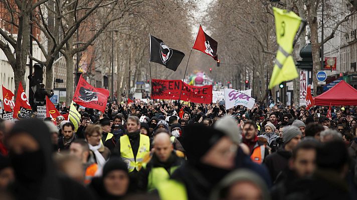 Telediario 1 - El Gobierno de Macron acepta retirar la subida de la edad la jubilación hasta los 64 años