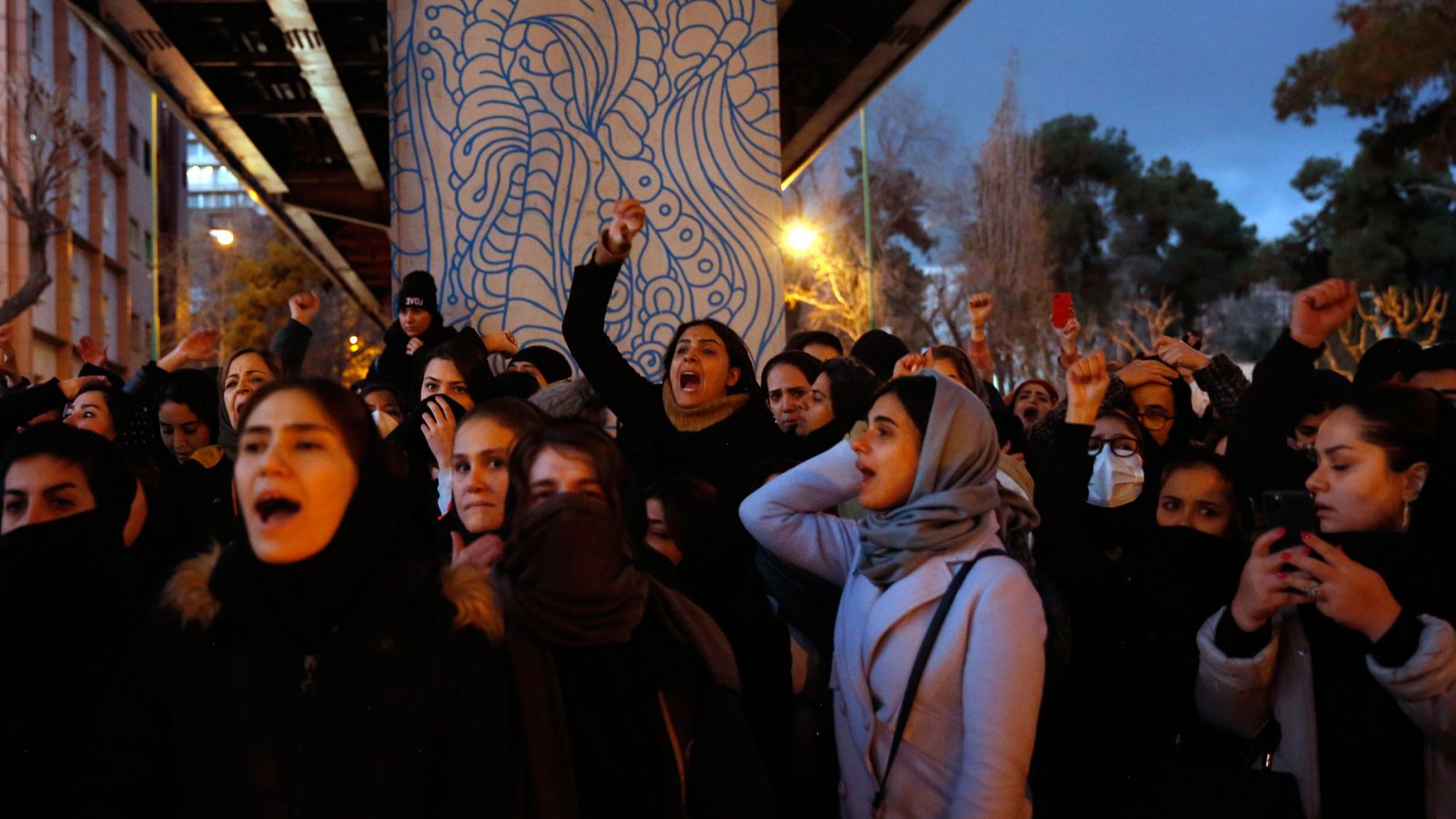 Gritos contra el Gobierno en las calles de Teherán por el derribo del avión ucraniano - ver ahora