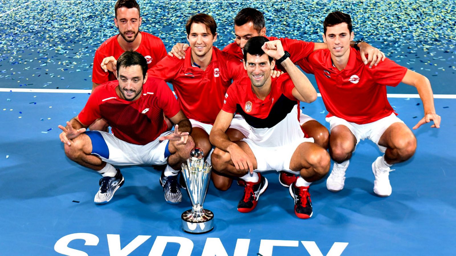 Novak Djokovic fue el héroe del equipo de Serbia, campeón de la primera edición de la Copa ATP, en la que el conjunto que ha dirigido Nenan Zimonjinc se impuso por 2-1 al de España en la final, gracias al triunfo en el doble en una jornada en la que
