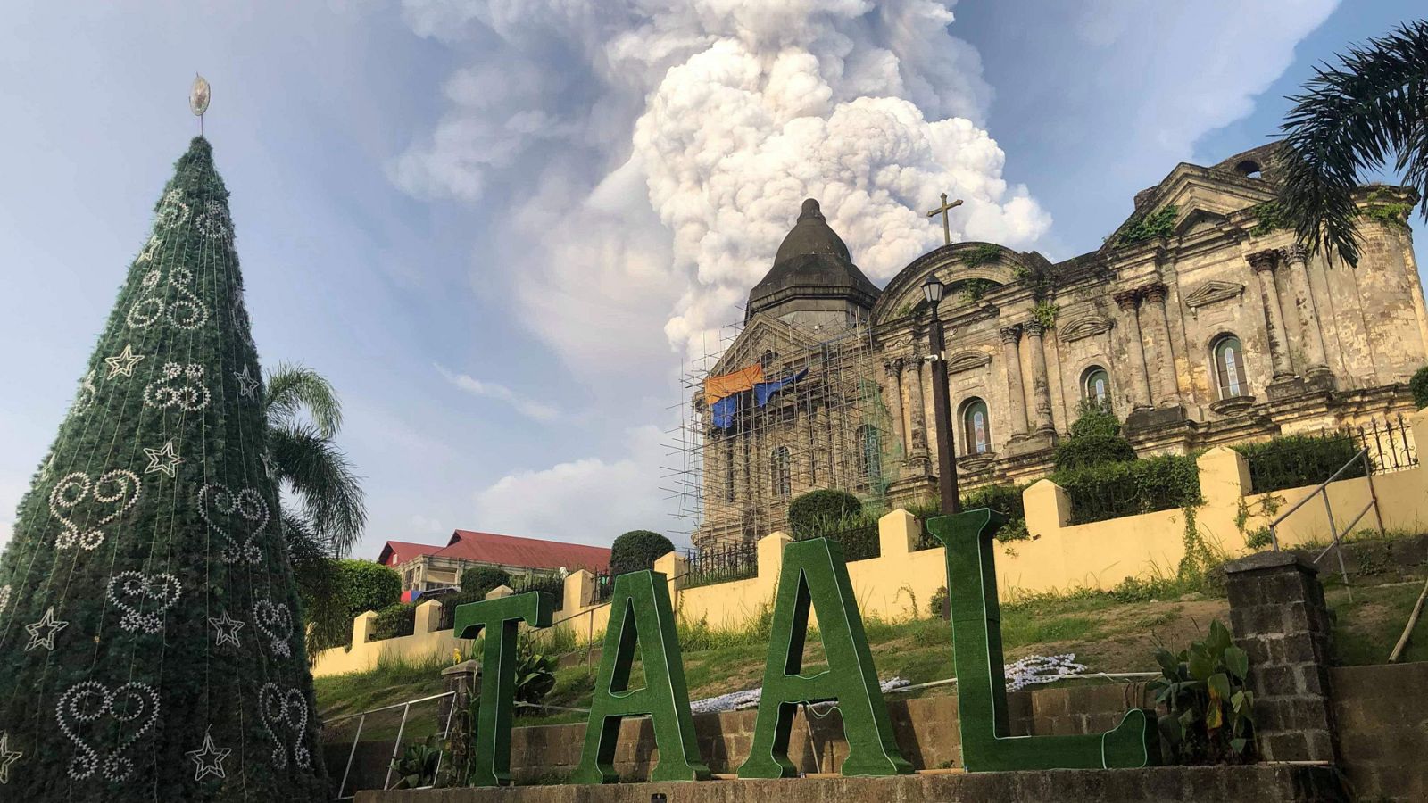 La erupción del volcán Taal en Filipinas obliga a evacuar a miles de personas - ver ahora