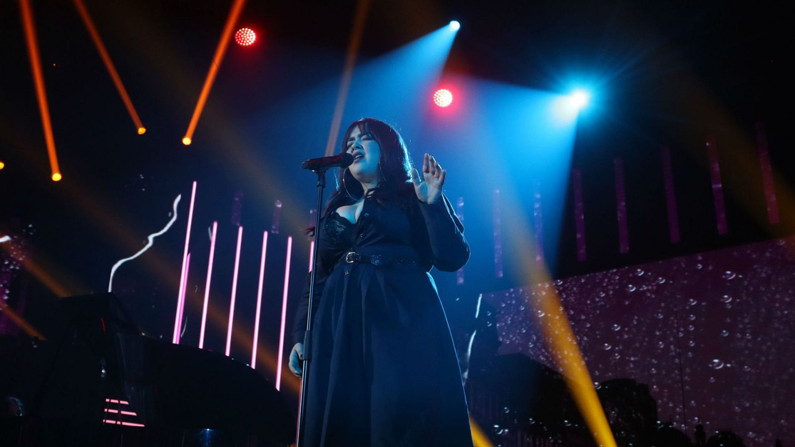 Ariadna canta "Por la boca vive el pez" en la Gala 0