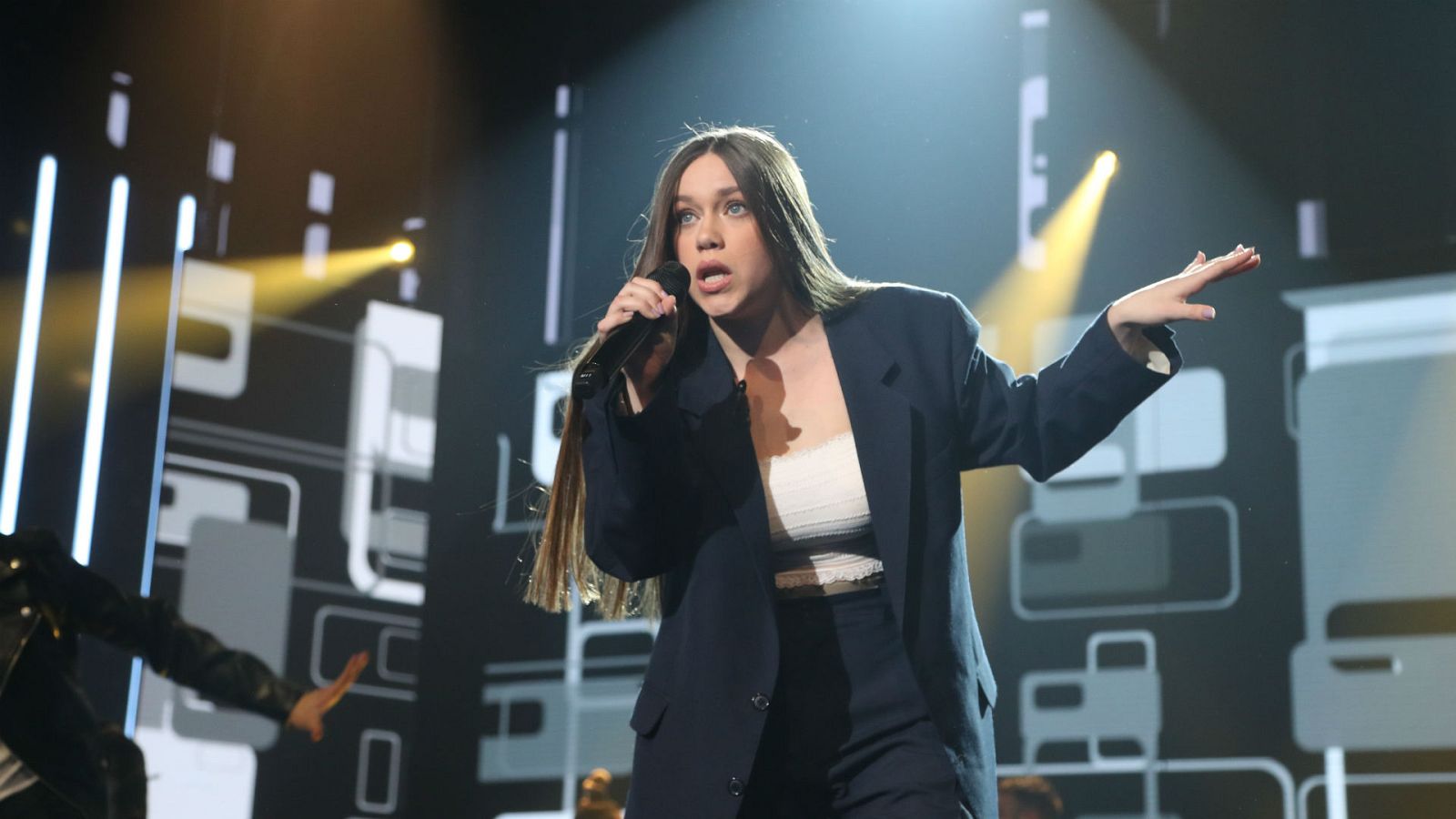 Eva canta "Let's twist again" en la Gala 0 de OT 2020