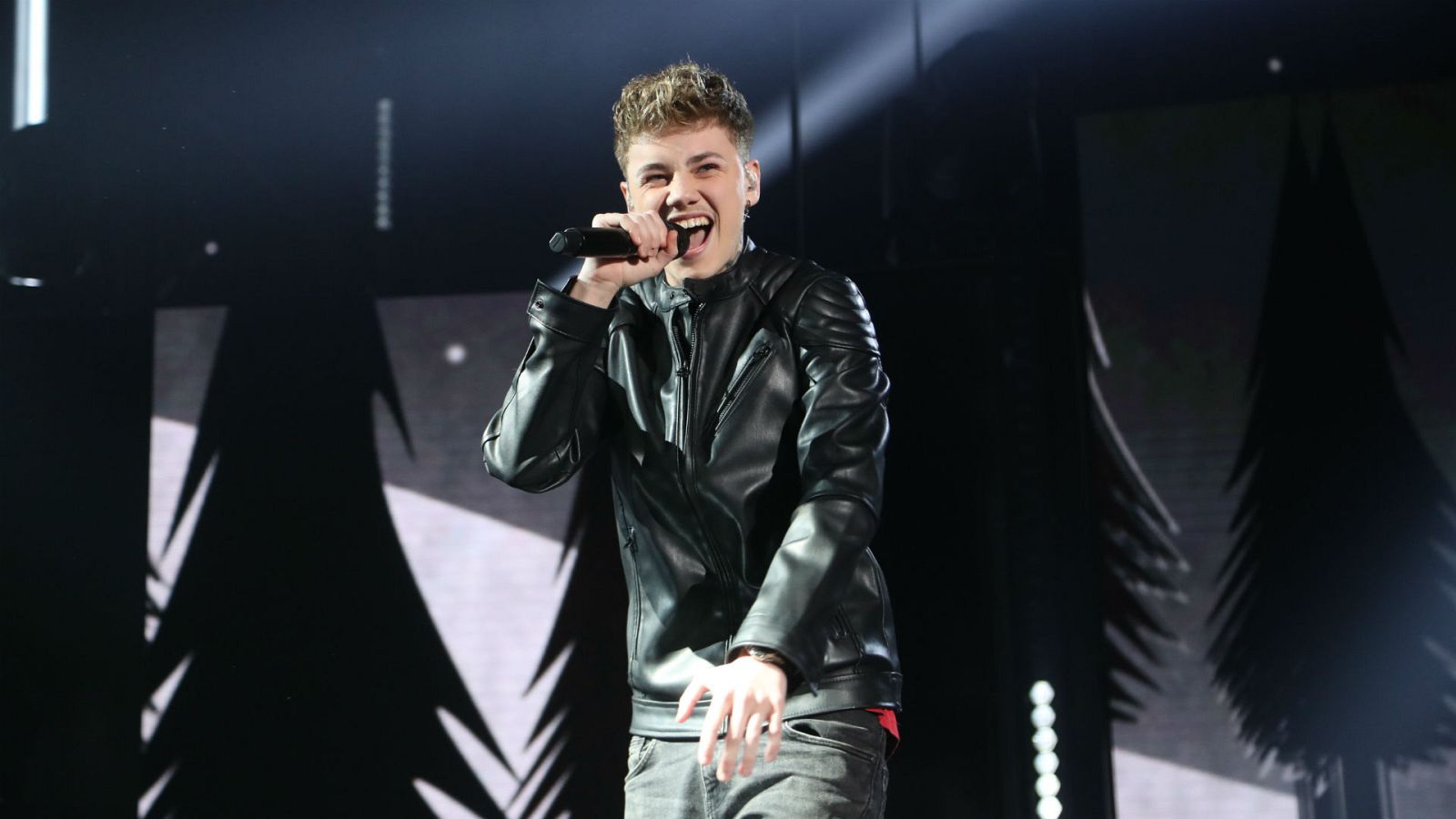 Hugo interpreta "Lobos" en la Gala 0 de OT 2020