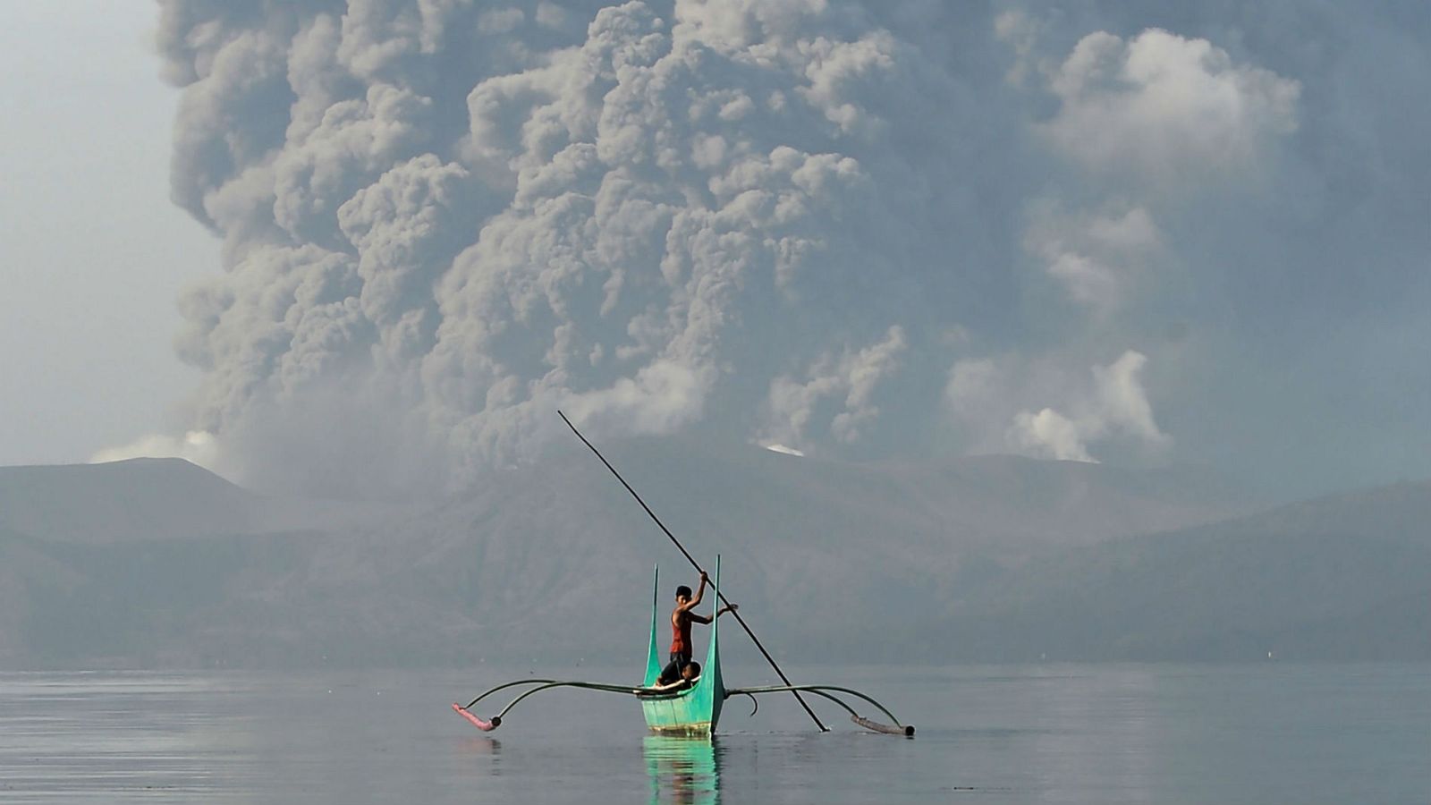 Las cenizas del volcán Taal alcanzan el cielo de Manila