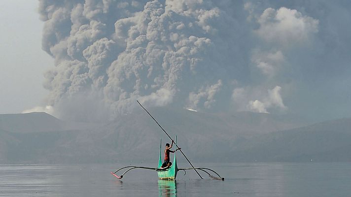  - Las cenizas del volcán Taal alcanzan el cielo de Manila