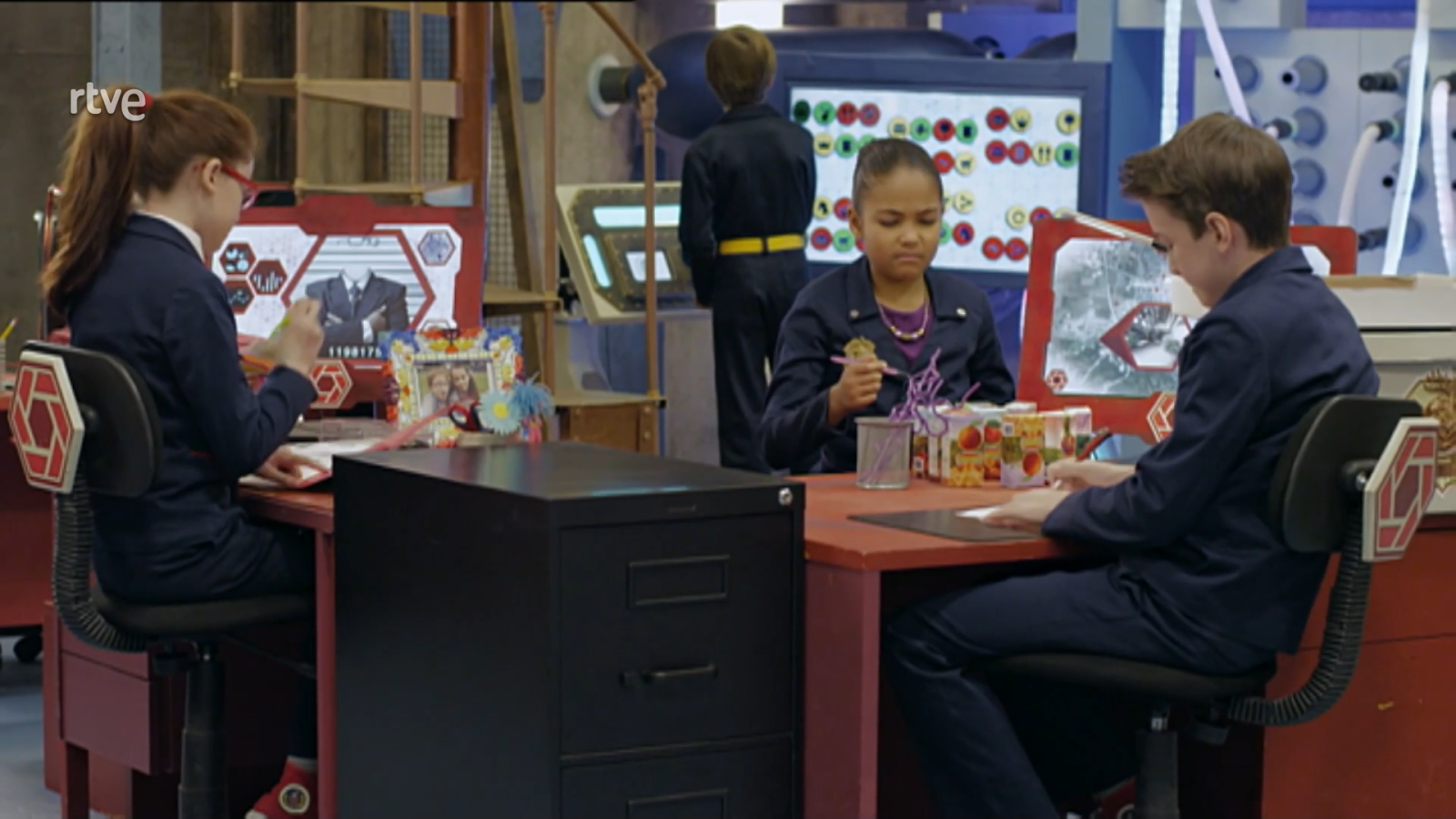 Division O - Tres en compañía - RTVE.es - División O | Ver