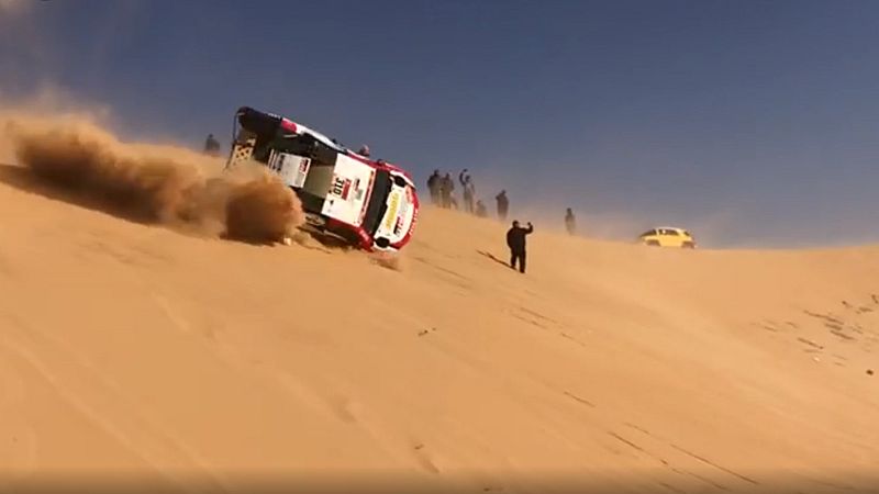 Dakar 2020 | Fernando Alonso vuelca en una duna - Dakar | Ver