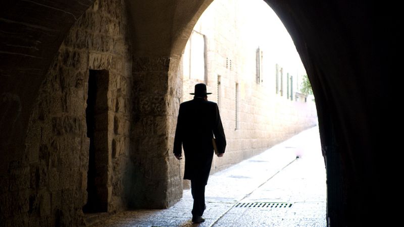 Detenido un rabino por maltratador y esclavizar mujeres - RTVE Igualdad | Ver