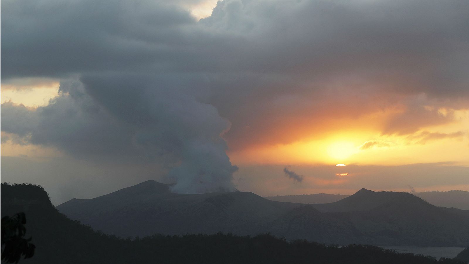 Riesgo de 'erupción explosiva' por el volcán Taal en Filipinas - RTVE.es | Ver