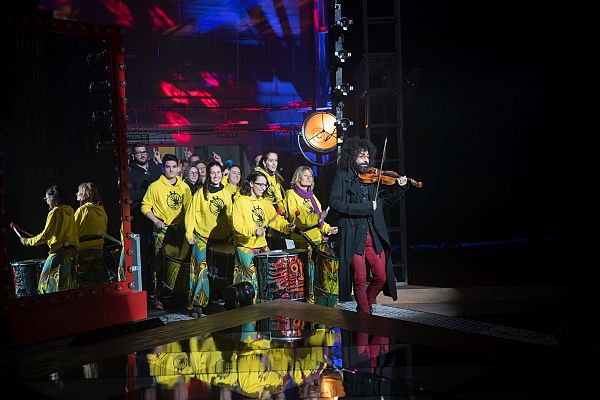 Sánchez y Carbonell - Ara Malikian y una batucada arrancaban el programa