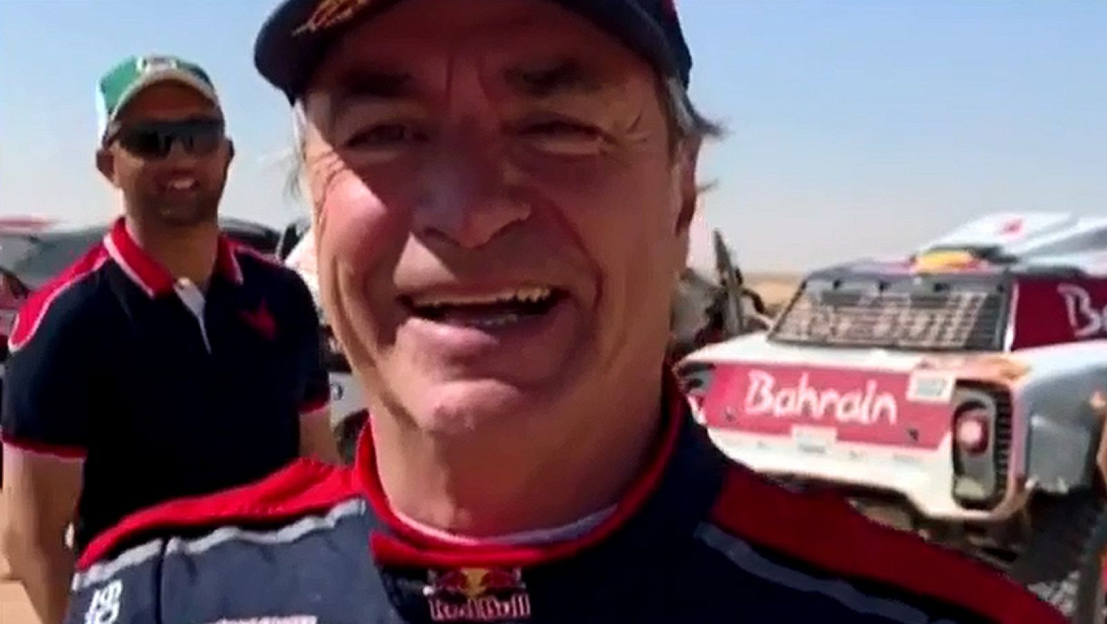 Dakar 2020 - Alonso ejerce de reportero y felicita a Carlos Sainz - Dakar | Ver