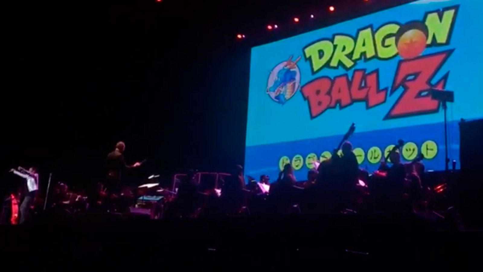 Un cantante japonés resulta herido tras caer del escenario en un espectáculo de 'Bola de dragón'